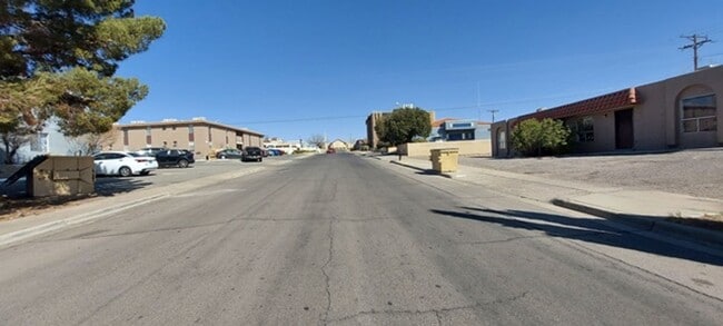 Building Photo - 2802 E Idaho Ave