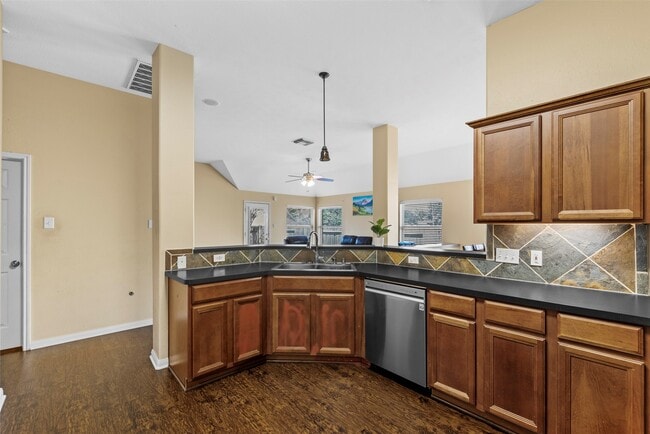 Building Photo - 511 Plantain Ln