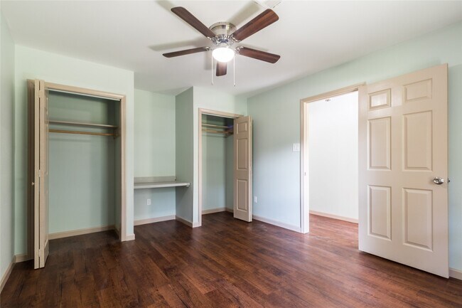 Building Photo - 5402 Sheraton Oaks Dr