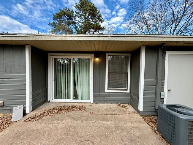 Building Photo - Available! 2 Bedroom 1 Bath Close to Everything! Longview, TX!