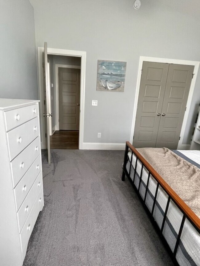 Building Photo - Welcome to this charming 3-bedroom, 2-bath...