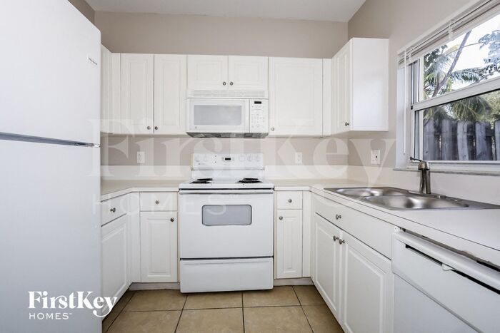 Building Photo - 2503 NE 41st Pl