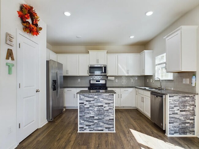 Building Photo - 5012 Jamie Sloop Ln