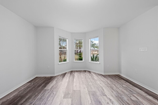 Building Photo - Beautifully Updated Townhouse