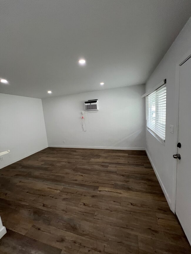 Building Photo - 5549 Fulcher Ave