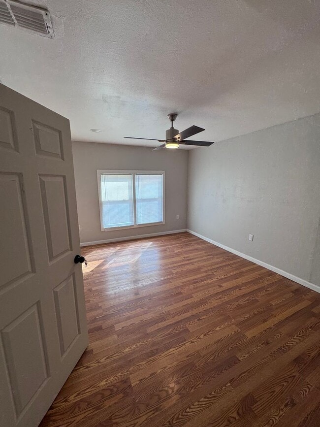 Building Photo - Just Renovated-Right off I-27 and 50th Street