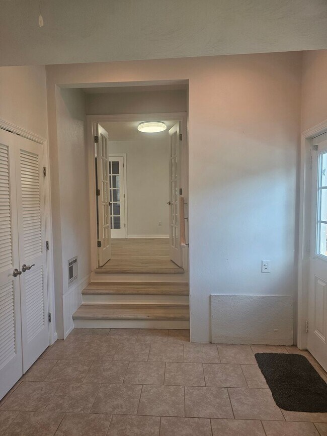 Building Photo - 1068 Sharon Dr