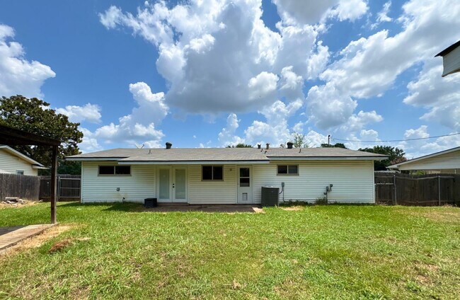 Building Photo - South Bossier Beauty!