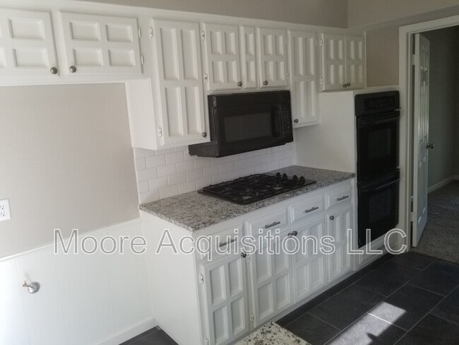 Building Photo - 1833 Skyline Dr