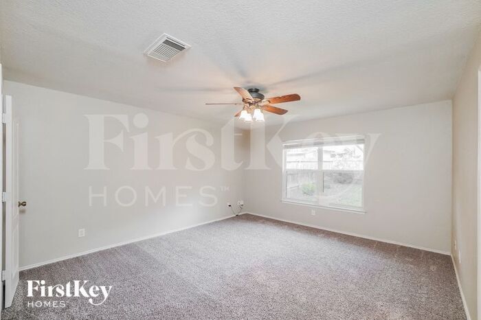 Building Photo - 910 Saxonhill Dr