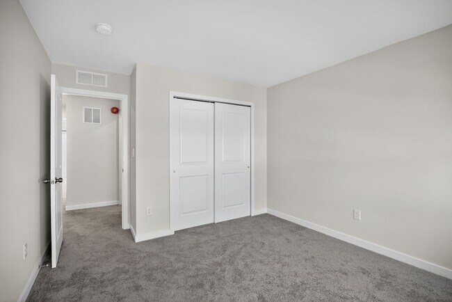 Building Photo - Beautiful 3 Bedroom, 2.5 Bath Bridgeport Townhome!