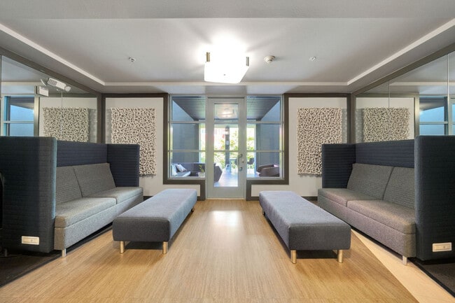 Building Photo - 355 Berry St