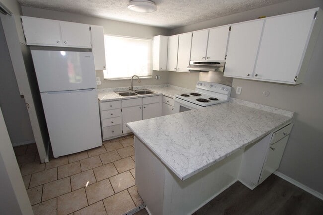 Building Photo - Beautiful 3 Bedroom 1 and a Half Bath Home