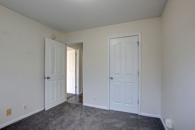 Building Photo - 3 bed 2 bath Fenced yard.  Heart of St. B.  Hurry.