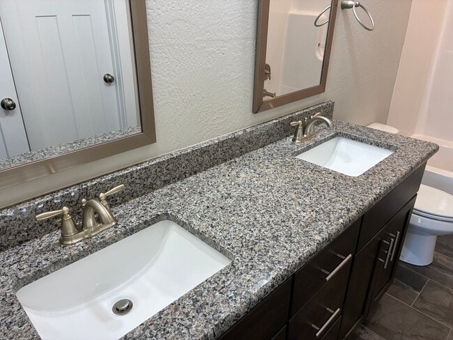 Building Photo - Beautiful 3 bedroom, 2 bath, 2 car garage duplex in Ozark! Spacious, granite with open / split be...