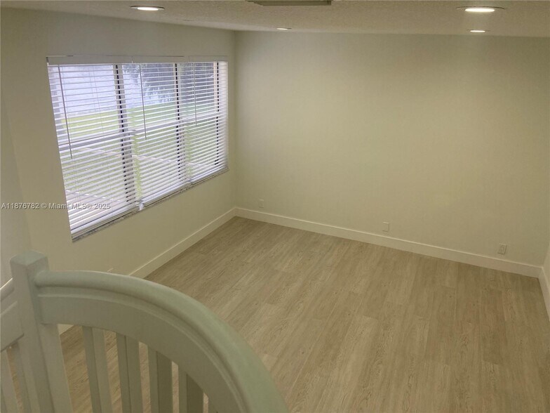 Building Photo - 241 E Bayridge Dr