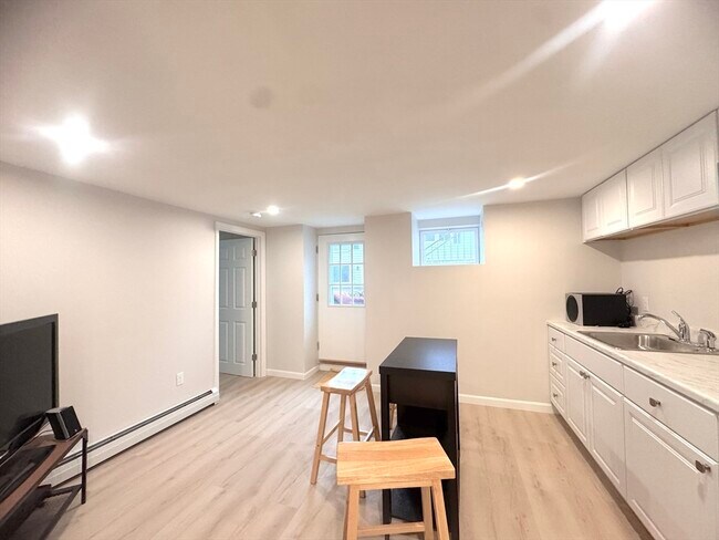 Building Photo - 39 Cottage St