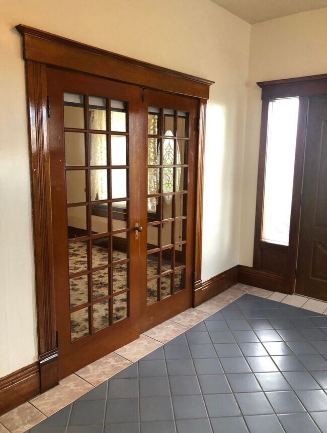 Building Photo - Victorian Charmer – 3 Bed, 1.75 Bath – Uti...