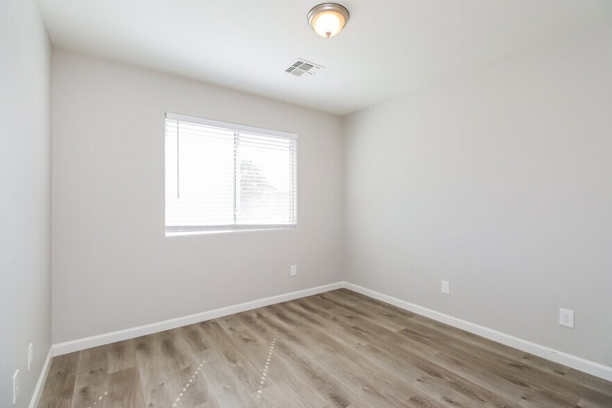 Building Photo - 11559 W Buchanan St