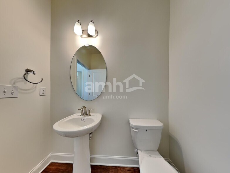 Building Photo - 101 Fairway Dr