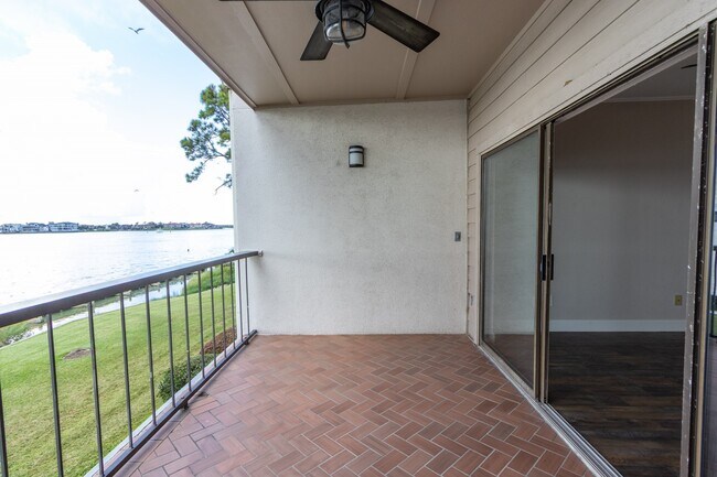 Building Photo - 401 Lakeside Ln