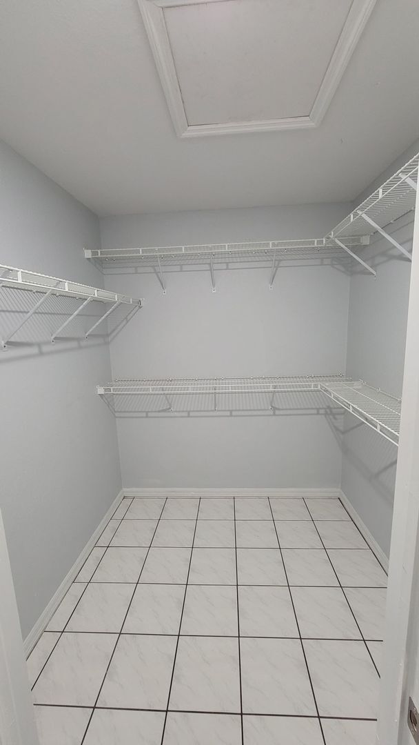 Building Photo - 4416 SW 24th Ave