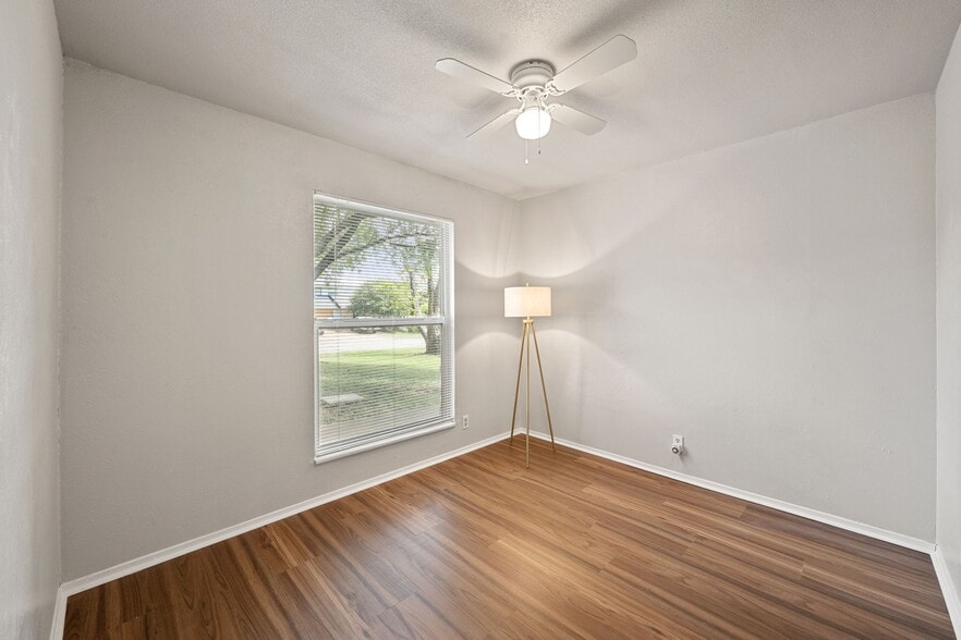 Building Photo - 703 Country Aire Dr