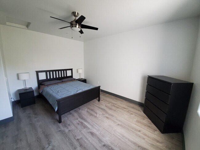 Building Photo - 521 E Mission Ln