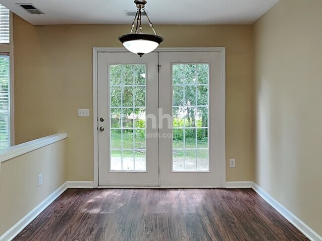 Building Photo - 1536 Cardinal Ln