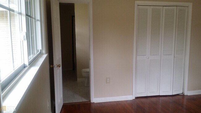 Building Photo - 3157 Wesley Chapel Rd
