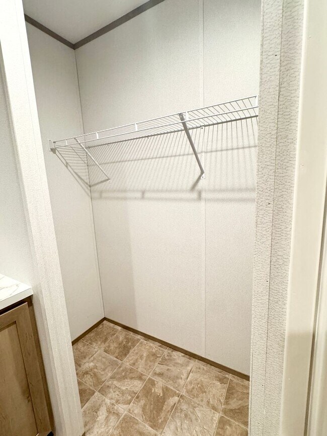 Building Photo - Move in Ready! 3 bedrooms/ 2 Baths! Beautiful space!