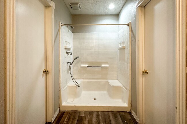 Building Photo - Beautiful 3 Bed 2 Bath in the Heart of OKC!