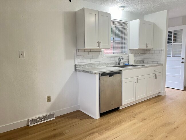 Building Photo - 428 Emery Dr
