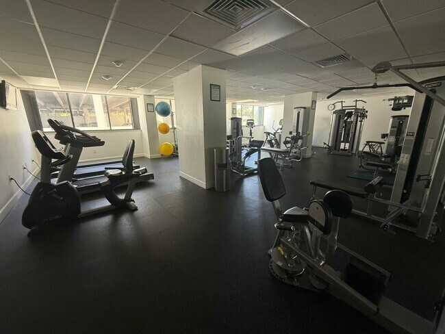 Building Photo - 5600 N Flagler Dr