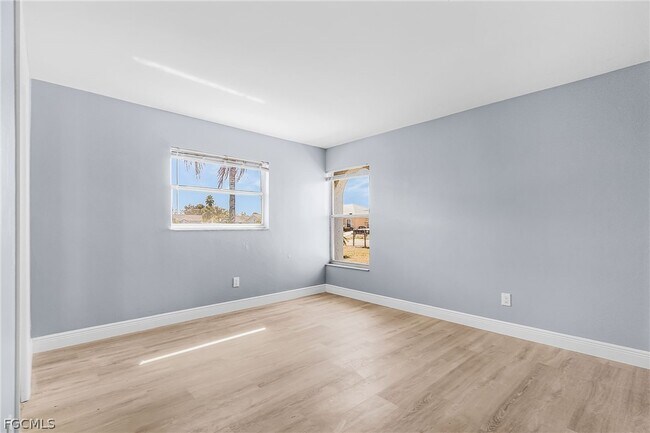 Building Photo - 527 SE 6th Ave