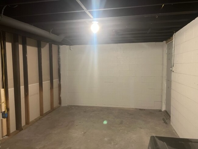Building Photo - Recently Renovated Single Family