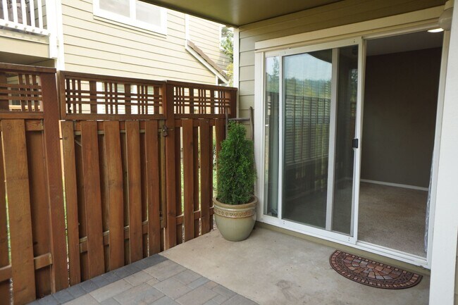 Building Photo - Spectacular NW Portland 3 bedroom Townhouse