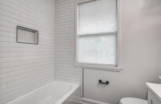 Building Photo - 1825 Young Ave