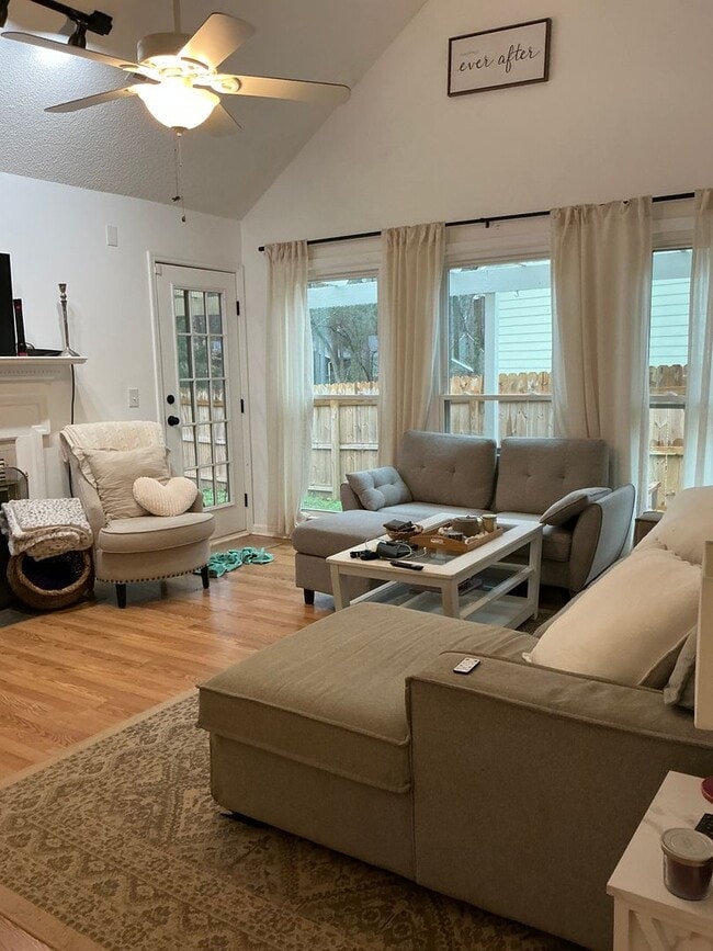 Building Photo - 2/2