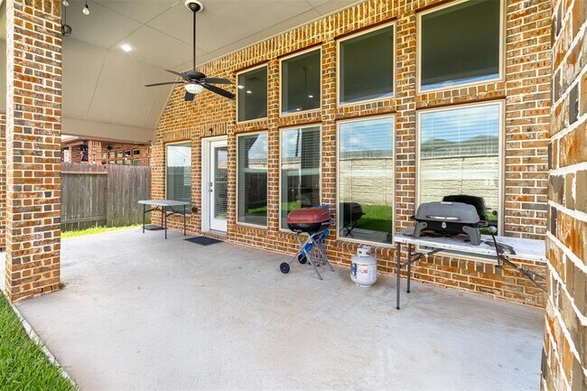 Building Photo - 3034 Hickory Springs Ln