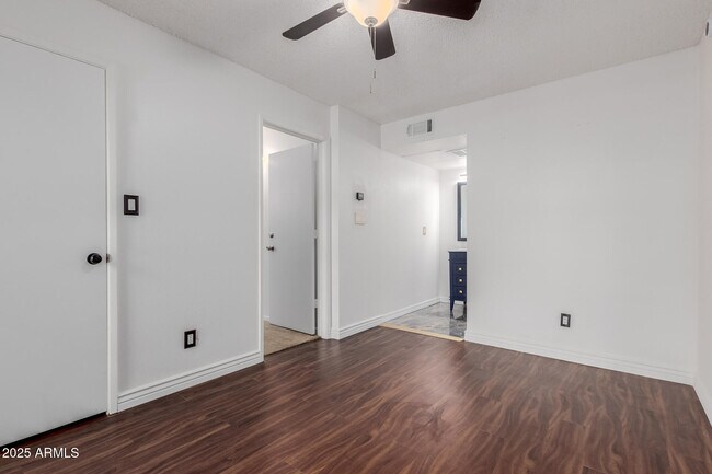 Building Photo - 2625 E Indian School Rd