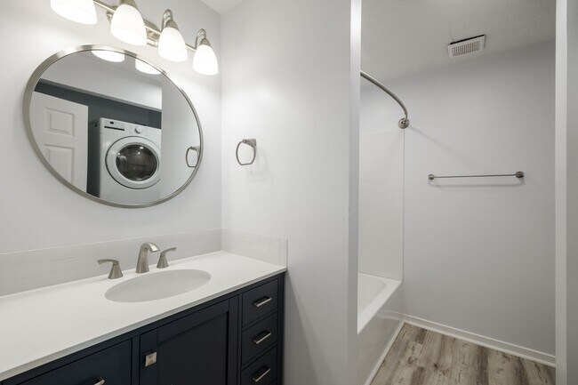 Building Photo - Charming 2 Bedroom/1 Bath Townhome in Henr...