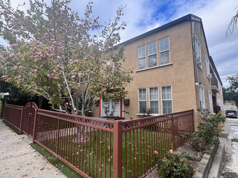 Front of property - 1261 1/2 S Plymouth Blvd