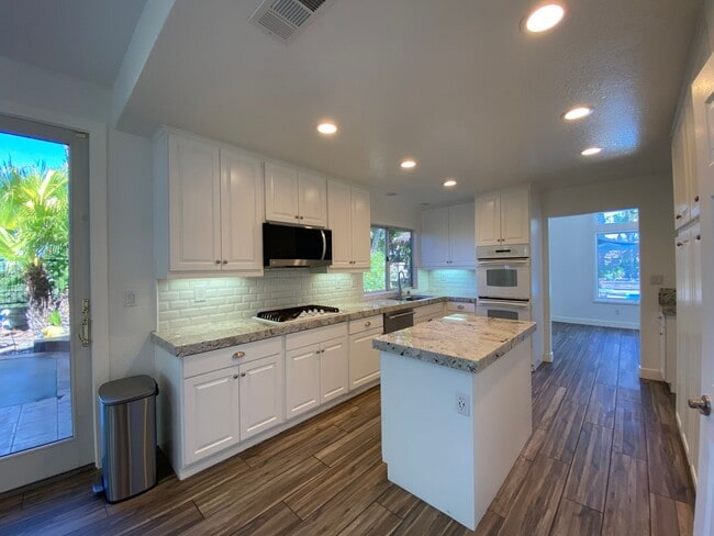 Building Photo - Stunning 4 bedroom Home with a Pool locate...