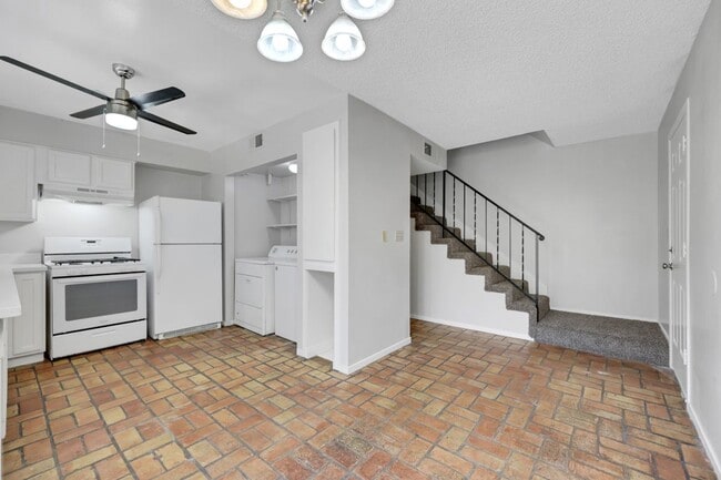 Building Photo - 1520 Hialeah Dr