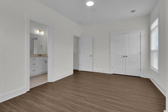 Building Photo - Stunning 3 Bed, 3.5 Bath End-Unit Townhome for Rent in Midtown Nexton —