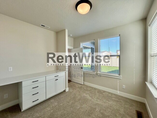 Building Photo - 5690 N Jumplist Ave