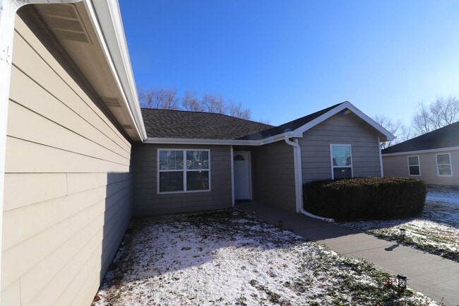 Building Photo - Spacious home for rent!