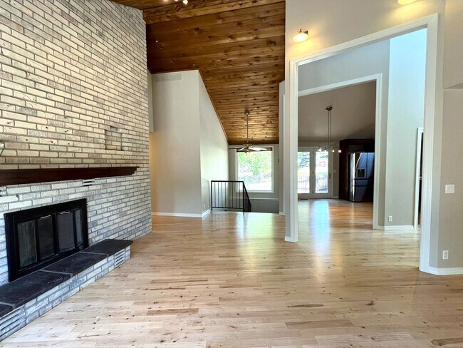 Building Photo - Fantastic 4 bed 3 bath home in the Highlan...