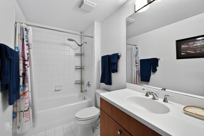 Building Photo - 565 W Quincy St